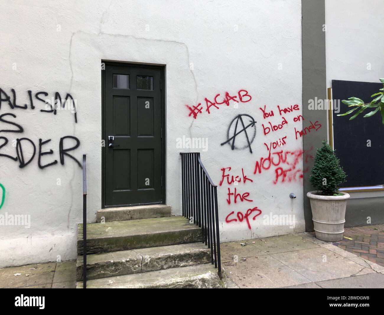 Washington, DC, USA. Mai 2020. 22. Mai 20- Washington DC.Demonstranten strömen vor dem Weißen Haus als Reaktion auf den ungerechten Tod von George Floyd in Minnesota zu Protest.Demonstranten sprühten Graffiti auf das Gebäude der White House Historical Society. Kredit: Christy Bowe/ZUMA Wire/Alamy Live News Stockfoto