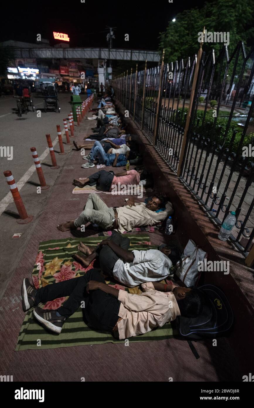 Passagiere schlafen auf dem Boden des Bahnhofs, Indien. Indische Eisenbahn. Bahnreisen. Migranten. Stockfoto