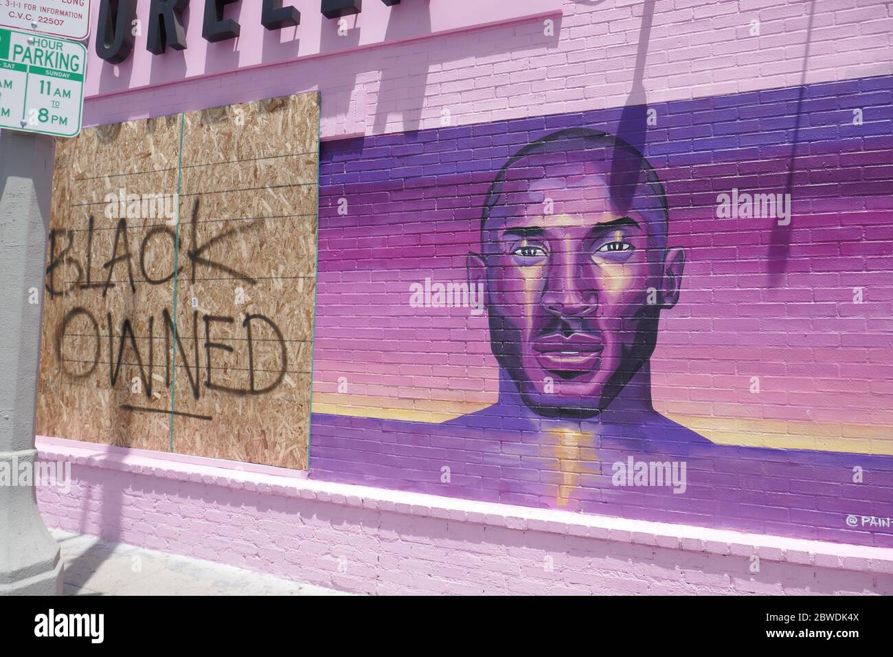 Los Angeles, Kalifornien, USA 31. Mai 2020 EIN allgemeiner Blick auf die Atmosphäre von Black Owned Sign und Kobe Bryant Street Art Mural auf der Melrose Avenue nach DEN PROTESTEN VON LA gestern Abend am 31. Mai 2020 während der Coronavirus Covid-19 Pandemie in Los Angeles, Kalifornien, USA. Foto von Barry King/Alamy Live News Stockfoto