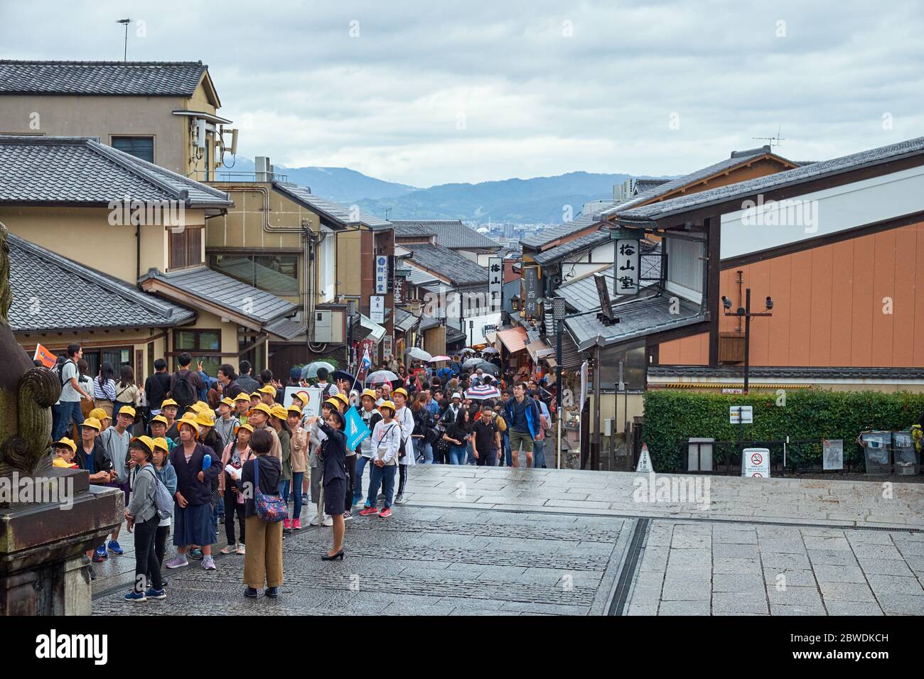 KYOTO, JAPAN - 18. OKTOBER 2019: Die Ansicht von Touristen Einkaufsstraße Matsubara-Dori und Gruppe von japanischen Schülern, die mit Ausflug nach Kiyom kam Stockfoto