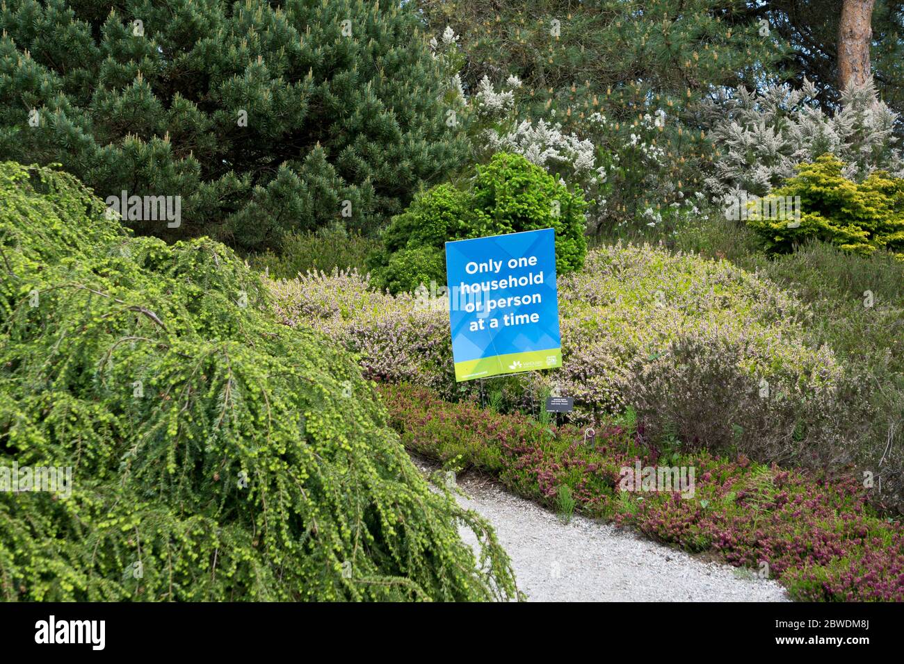 Zeichen mit Anweisungen zur Förderung der physischen Distanzierung während der Covid-19-Pandemie im botanischen Garten van dusen. Stockfoto