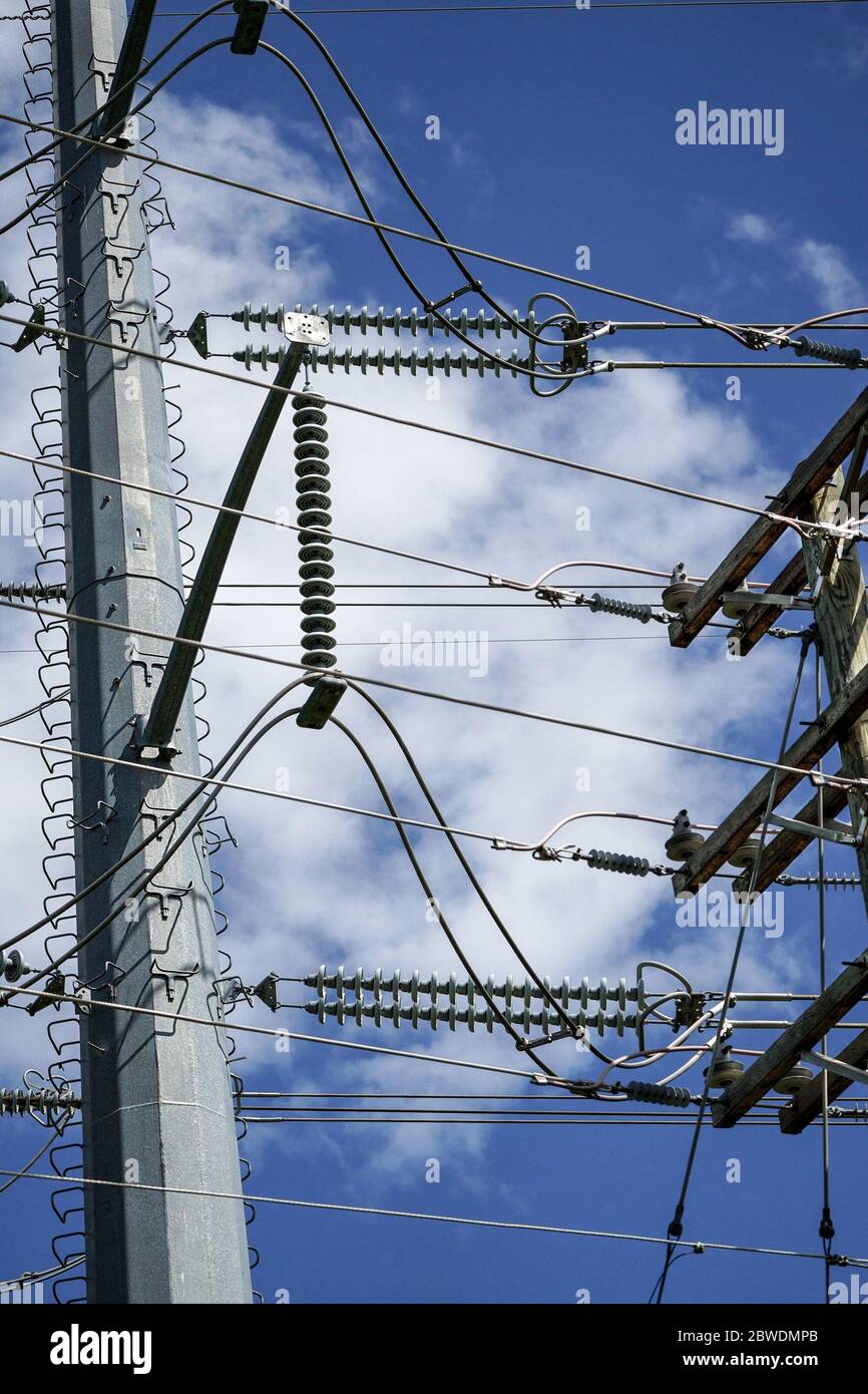 Stromleitungen. Es werden zwei Arten von Pylonen gezeigt. Stockfoto