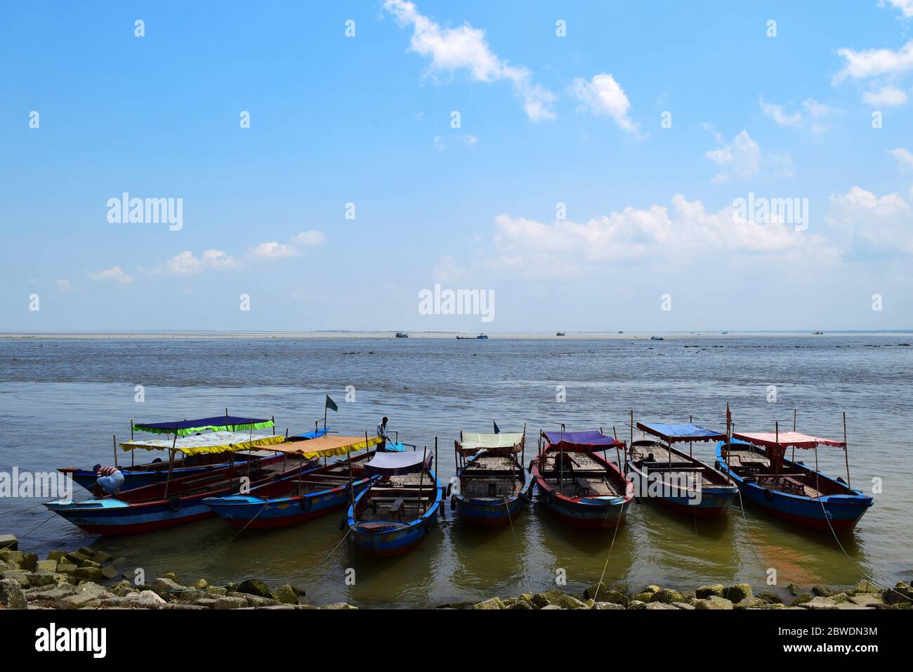 Schöner Fluss und Boot auf Padma River in Soth Asia Stockfoto