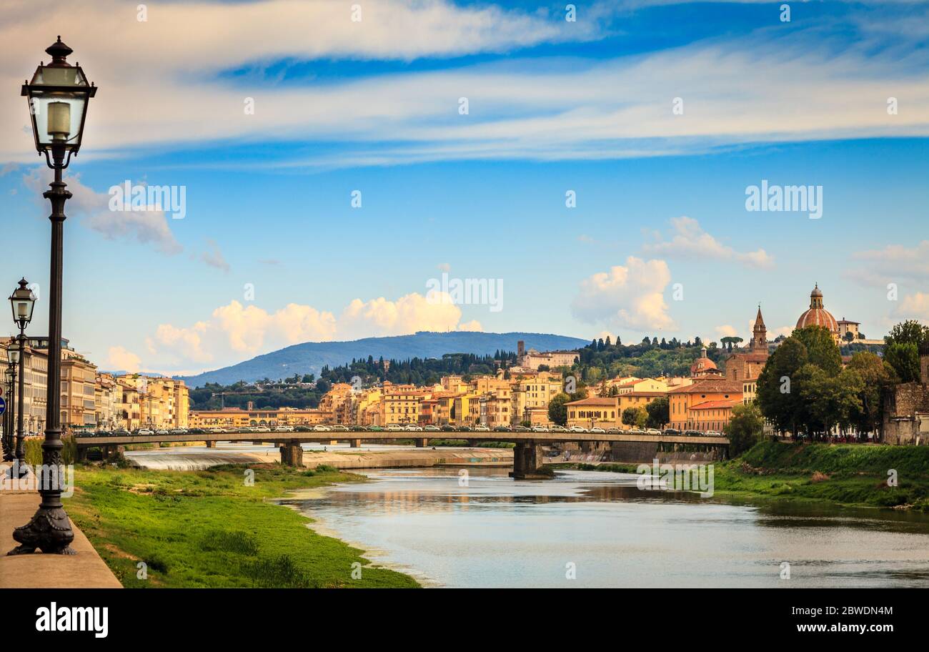 Panoramafottage von Florenz, Italien vom Ufer des Arno. Stockfoto