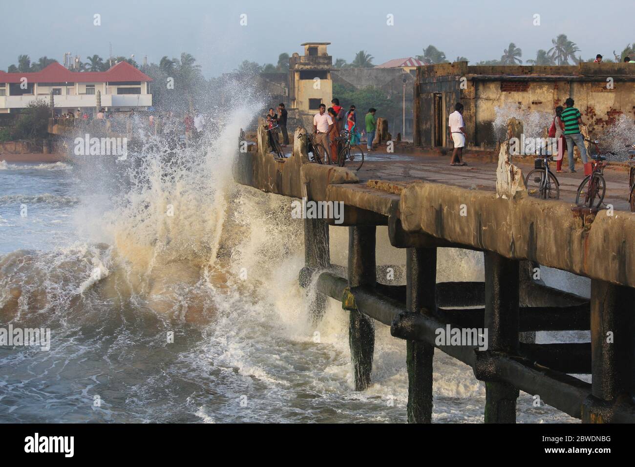Riesige Wellen treffen auf Valiathura Pier, Thiruvananthapuram, Kerala. Stockfoto