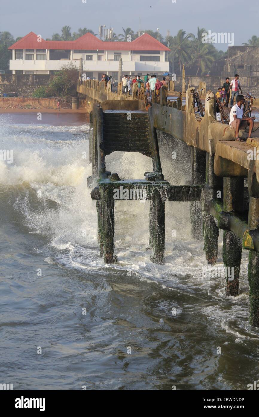Riesige Wellen treffen auf Valiathura Pier, Thiruvananthapuram, Kerala. Stockfoto