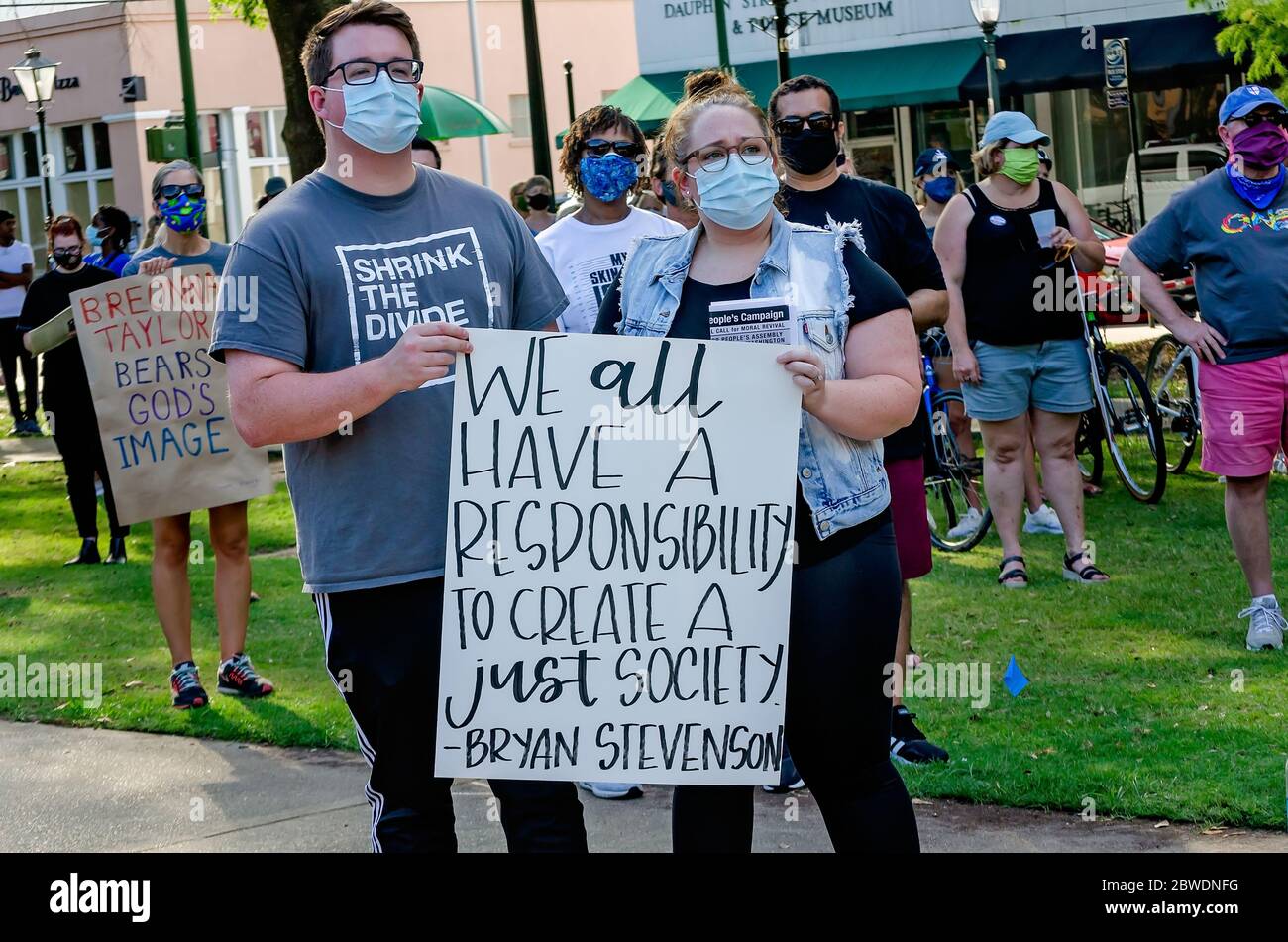 Ein weißes Paar hält ein Zeichen der Unterstützung während einer Mahnwache für George Floyd am Cathedral Square, 31. Mai 2020, in Mobile, Alabama. Stockfoto