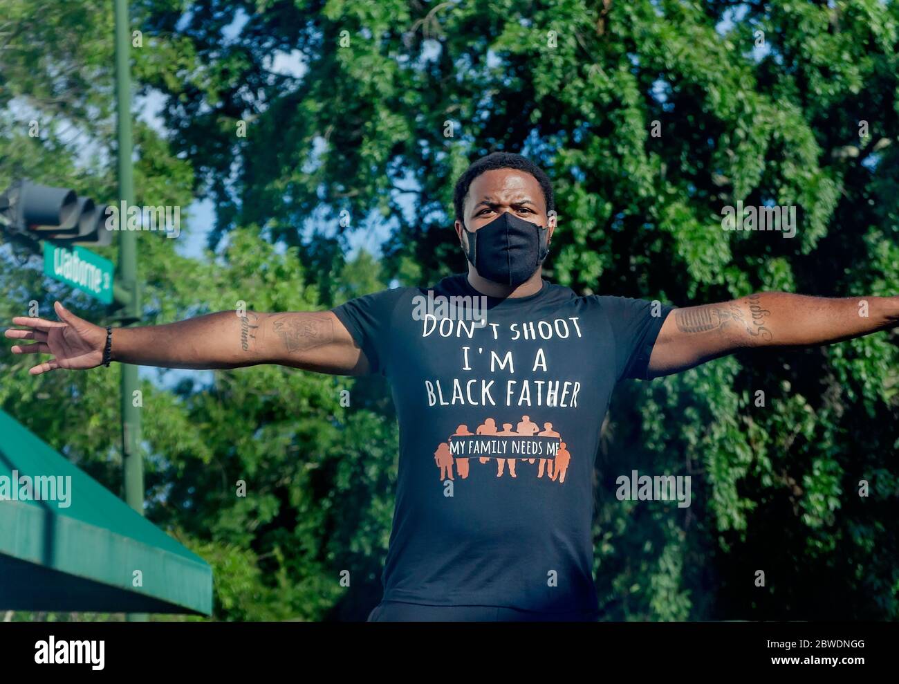 Ein afroamerikanischer Mann protestiert gegen Polizeigewalt nach einer Mahnwache für George Floyd auf dem Cathedral Square in Mobile, Alabama. Stockfoto