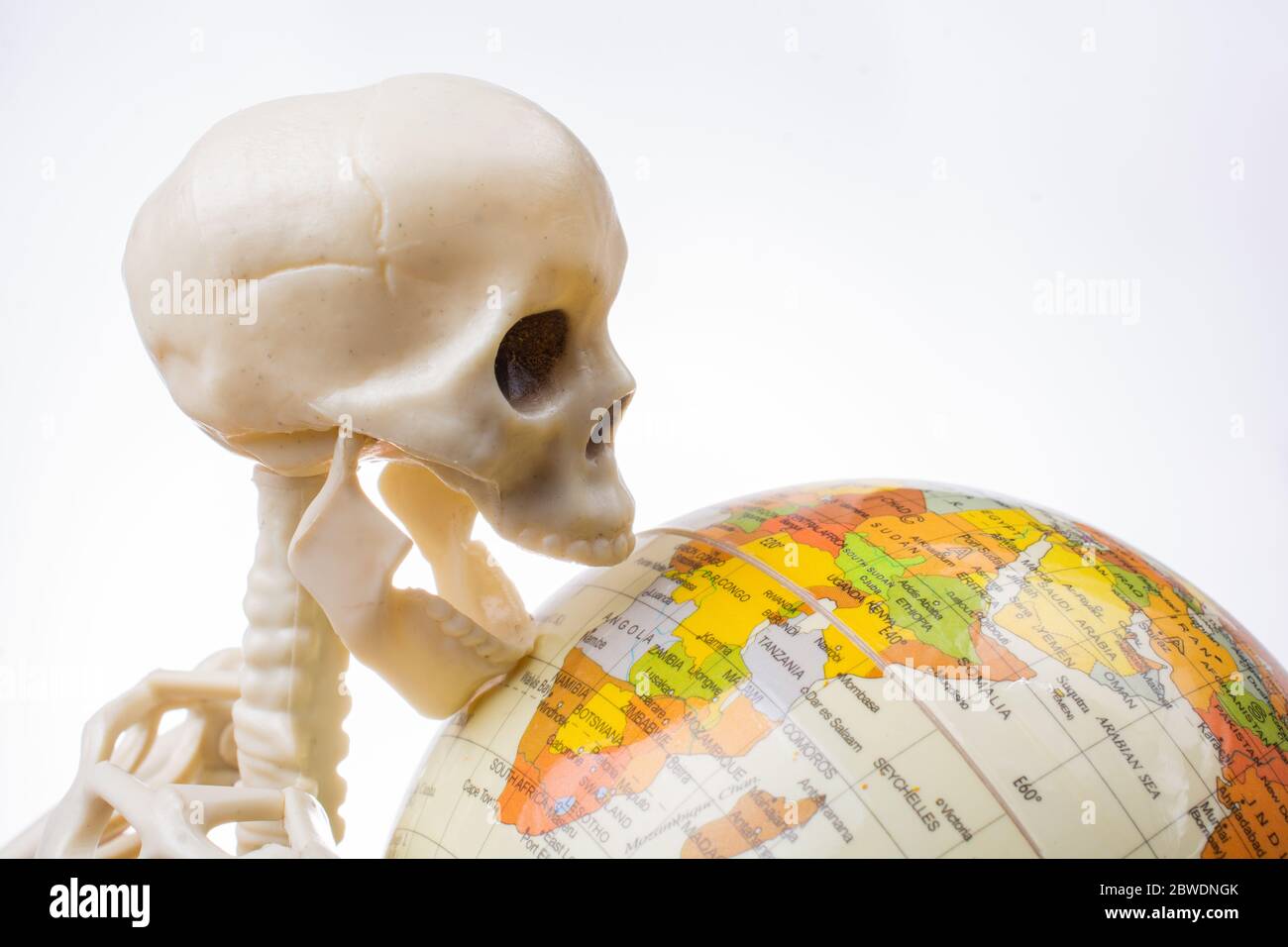 die Erde in eine Skeletthand Stockfoto