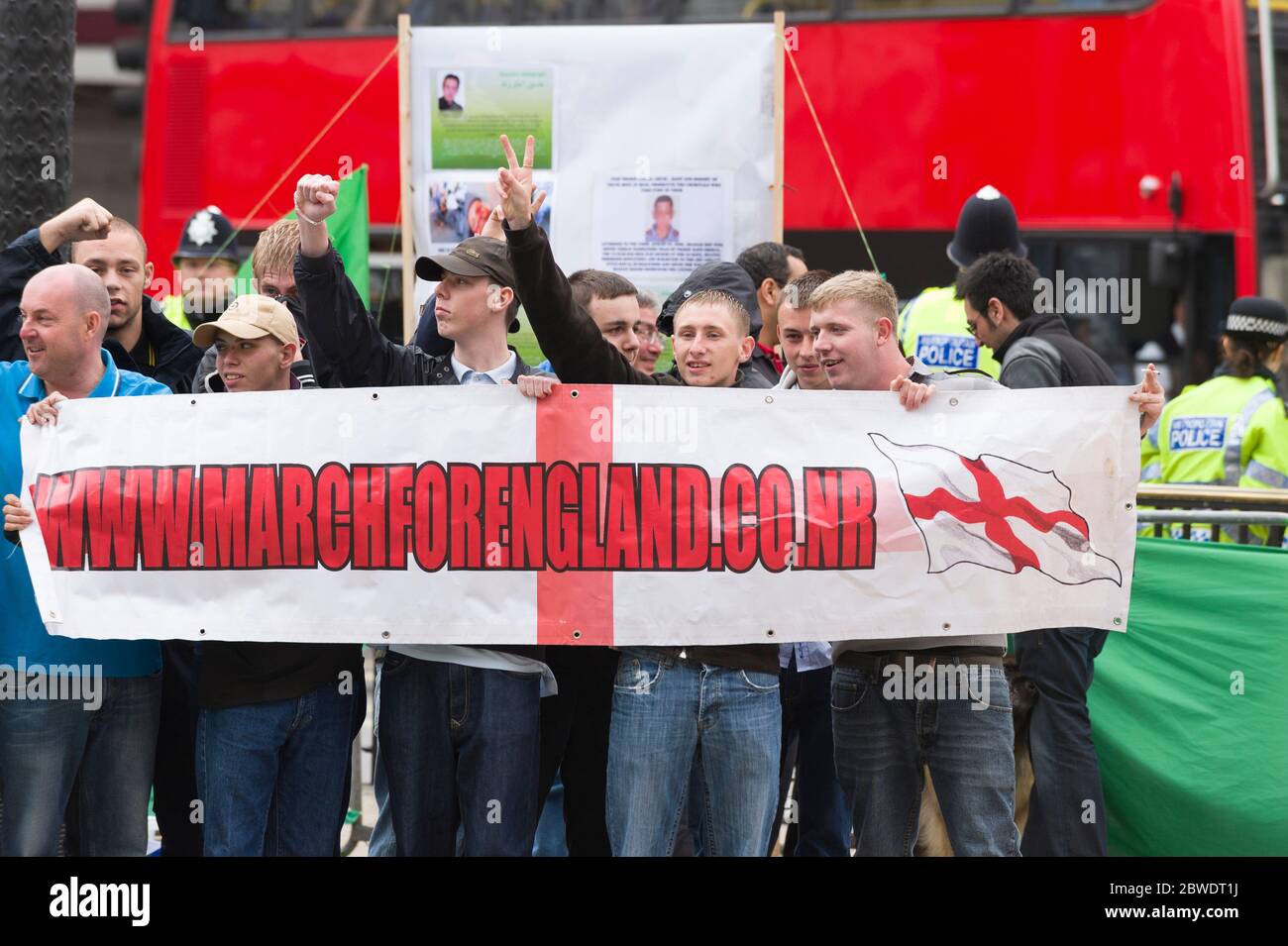 London, BridenMitglieder der English Defense League (EDL) protestieren beim pro-palästinensischen Al-Quds Day March und Rally, Piccadilly Circus, London, U Stockfoto