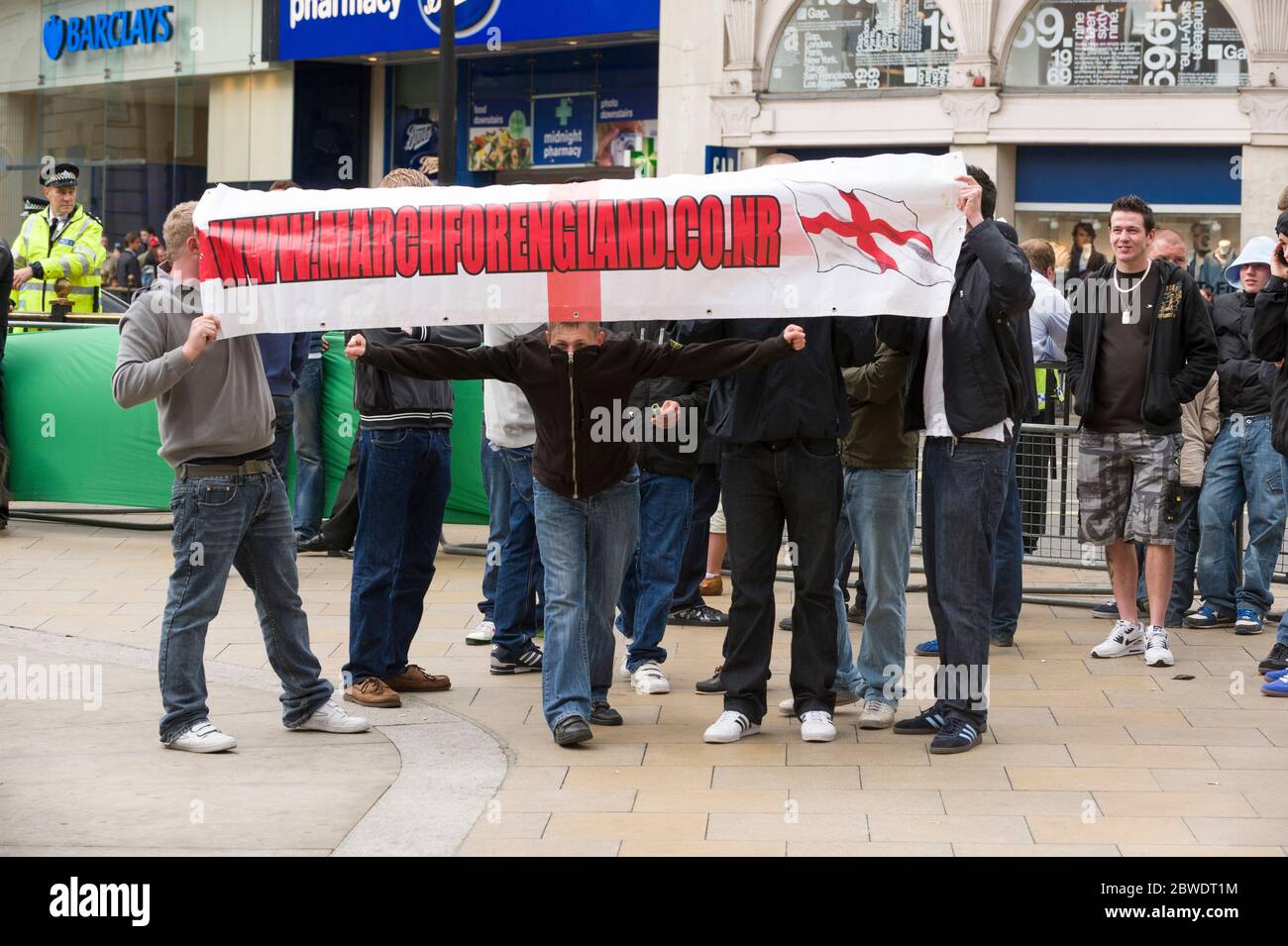 London, BridenMitglieder der English Defense League (EDL) protestieren beim pro-palästinensischen Al-Quds Day March und Rally, Piccadilly Circus, London, U Stockfoto