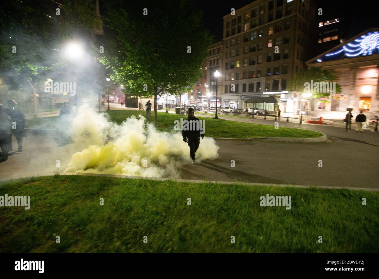 Boston, Usa. Juni 2020. Demonstranten stoßen bei einem Protest für George Floyd in Boston am Sonntag, den 31. Mai 2020, auf die Polizei. Im ganzen Land sind als Reaktion auf die Ermordung von George Floyd durch die Polizei in Minneapolis am 25. Mai Unruhen ausgebrochen. Foto von Matthew Healey/UPI Quelle: UPI/Alamy Live News Stockfoto