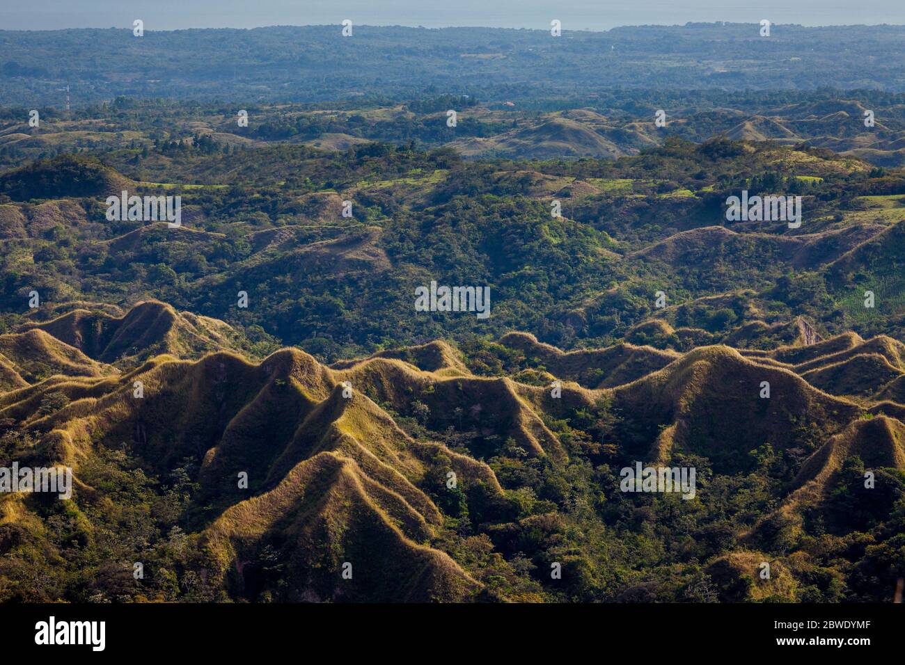 Schöne Gebirgsformationen von einem Aussichtspunkt in der Nähe von La Laguna, Pacific Slope, Panama Provinz, Republik Panama gesehen. Stockfoto