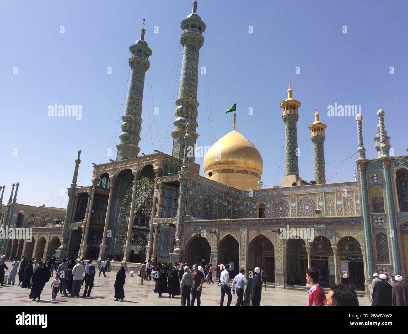 Qom ist eine der wichtigsten religiösen Städte im Iran, die Pilger zu Fuß auf dem Hof des Heiligtums, Iran, Qom Stockfoto