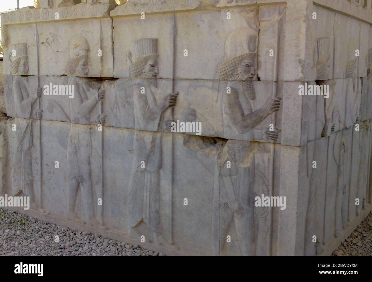 Bas-Relief zeigt Wachen - Krieger des Königs. Alte Relief an der Wand der Ruinenstadt Persepolis. Iran. Antike Stadt Persepolis - eine der UNESO Stockfoto