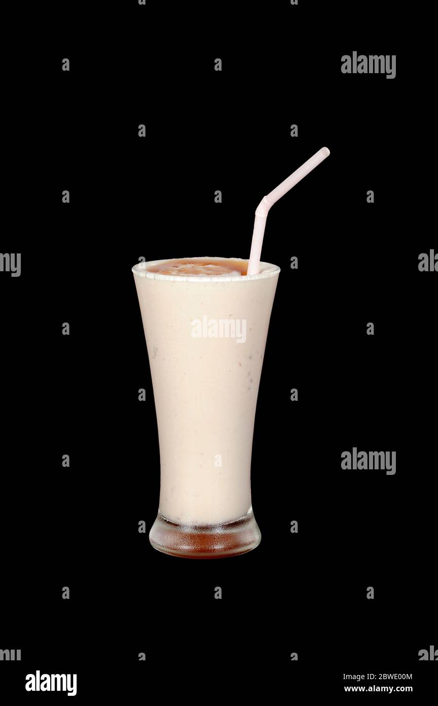 Milk Shake mit Stroh auf schwarzem Hintergrund Stockfoto