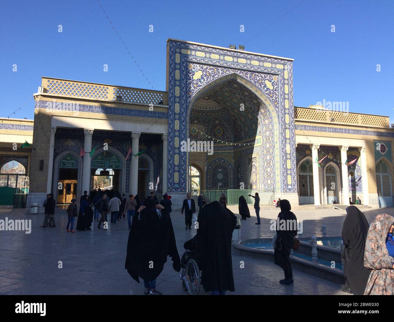 AQom ist eine der wichtigsten religiösen Städte im Iran, die Pilger zu Fuß auf dem Hof des Heiligtums, Iran, Qom Stockfoto