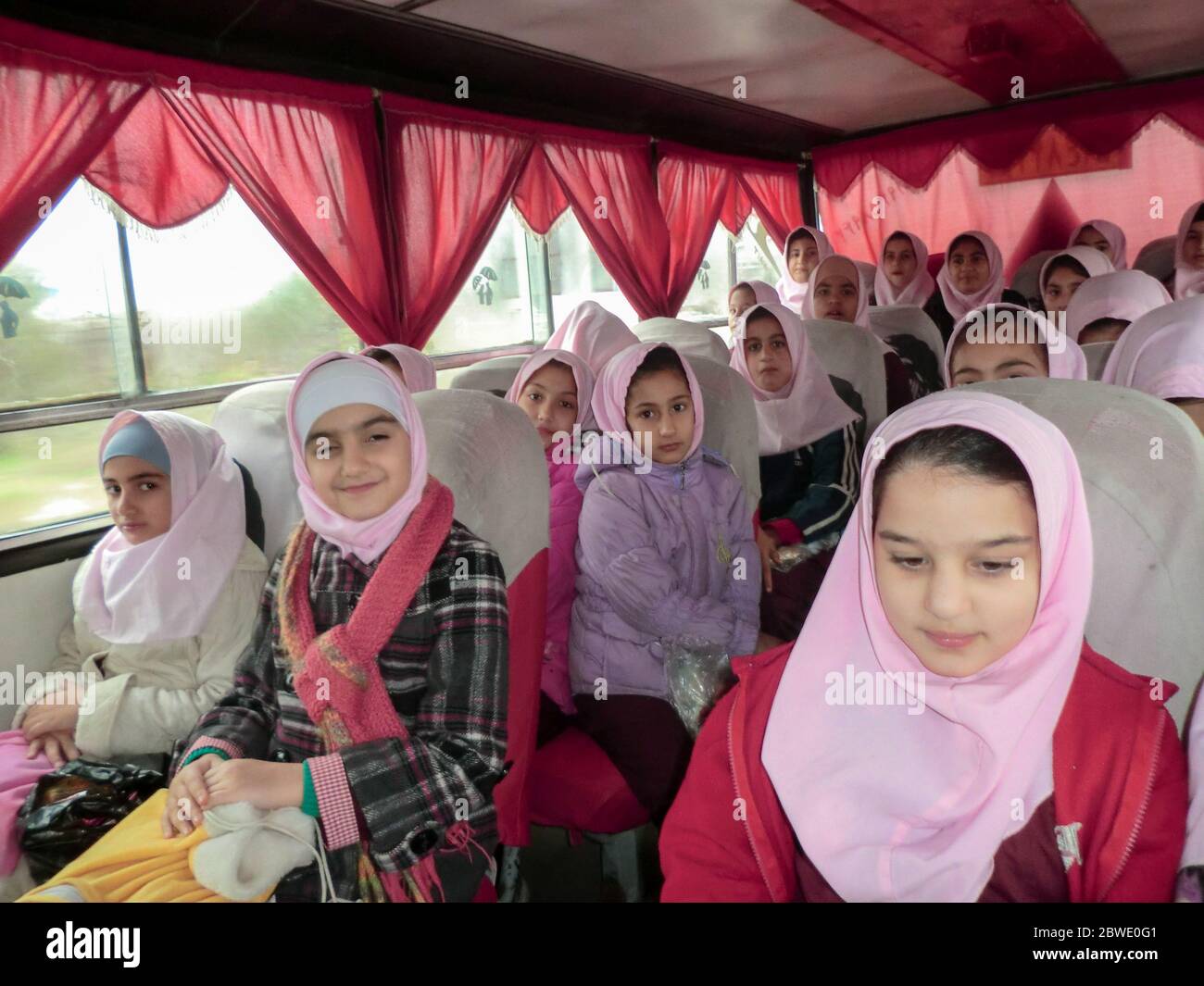 Volksschule Dienstleistungen für Mädchen. Eine islamische Schule, wo Mädchen Schals und Kleid Uniformen tragen sollte. Mädchen Schüler in der Schule. Stockfoto