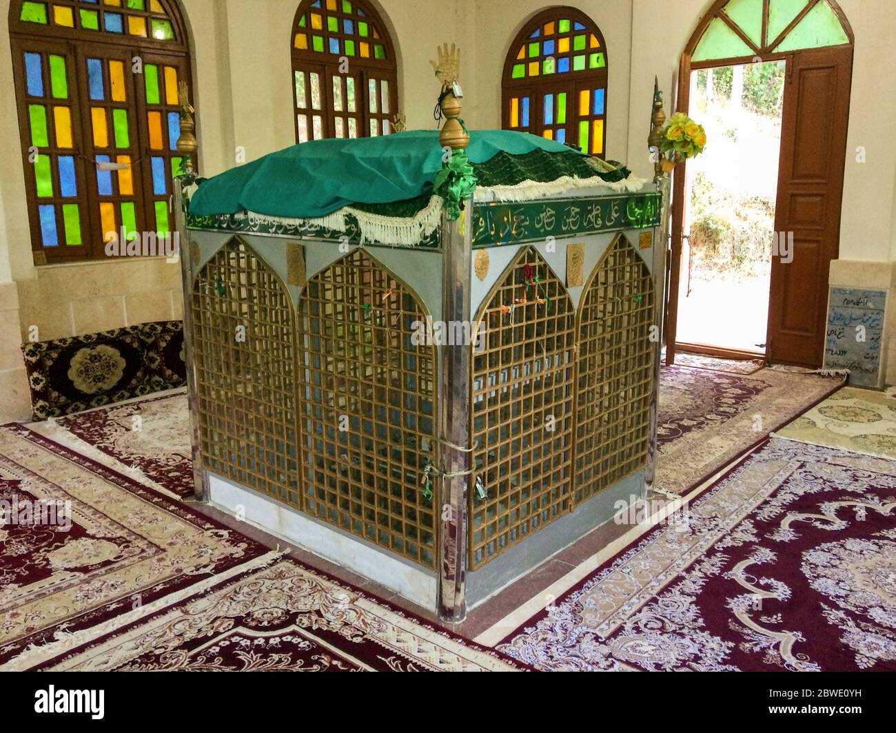 Heiligen Schrein des Imamzadeh Yousef und Alexander in Gilan, Iran. Der wallfahrt in der Landschaft mit bunten Windows statt. heiliger Ort für die Muslime. Stockfoto