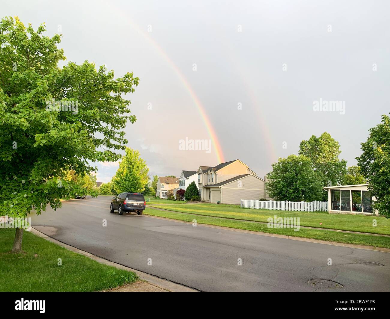 Himmel Regenbogen über Stadt Ann Arbor. Regenbogen über der Stadt Ann Arbor, Michigan, USA. Regenbogen über dem blauen Himmel im Frühjahr, Wohngebiet. Nahaufnahme. B Stockfoto
