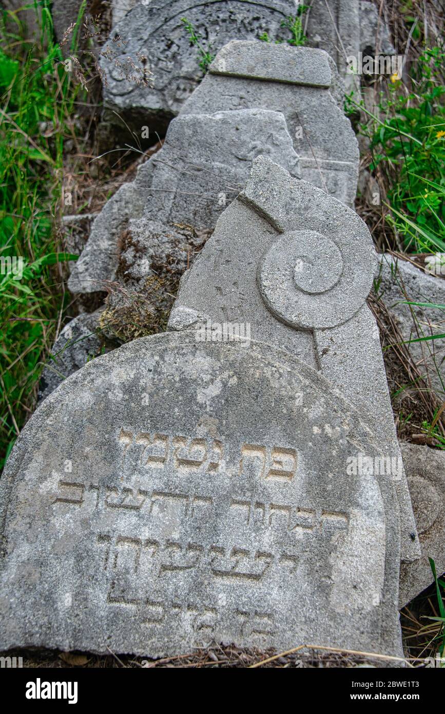 Jüdische Grabsteine auf dem historischen jüdischen Friedhof im Wald in Kobersdorf Stockfoto
