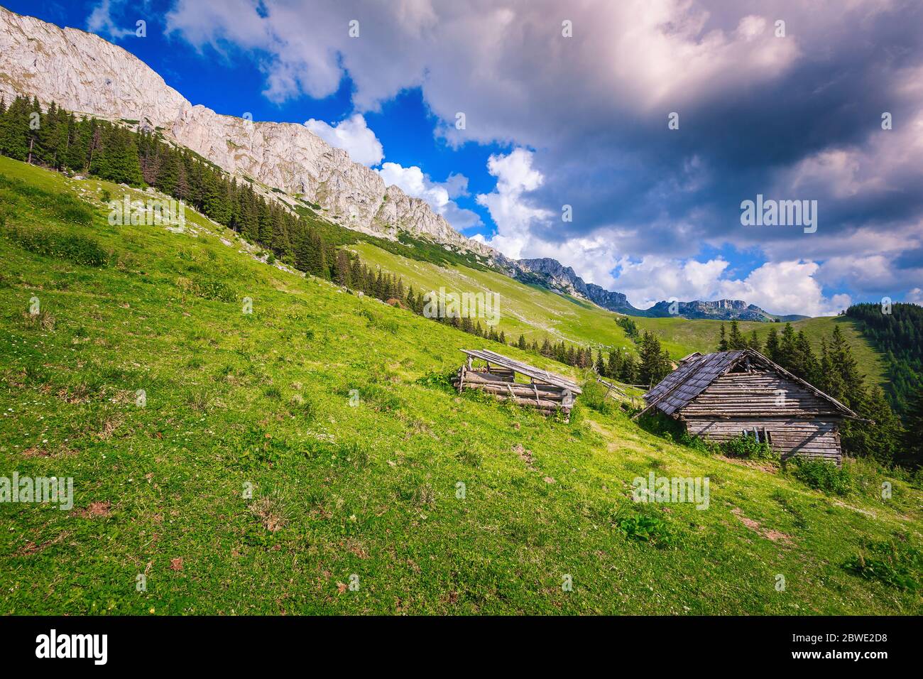 Sommer alpine Landschaft mit Bergen und klapprigen Holzhütte auf dem Hügel, Karpaten, Siebenbürgen, Rumänien, Europa Stockfoto