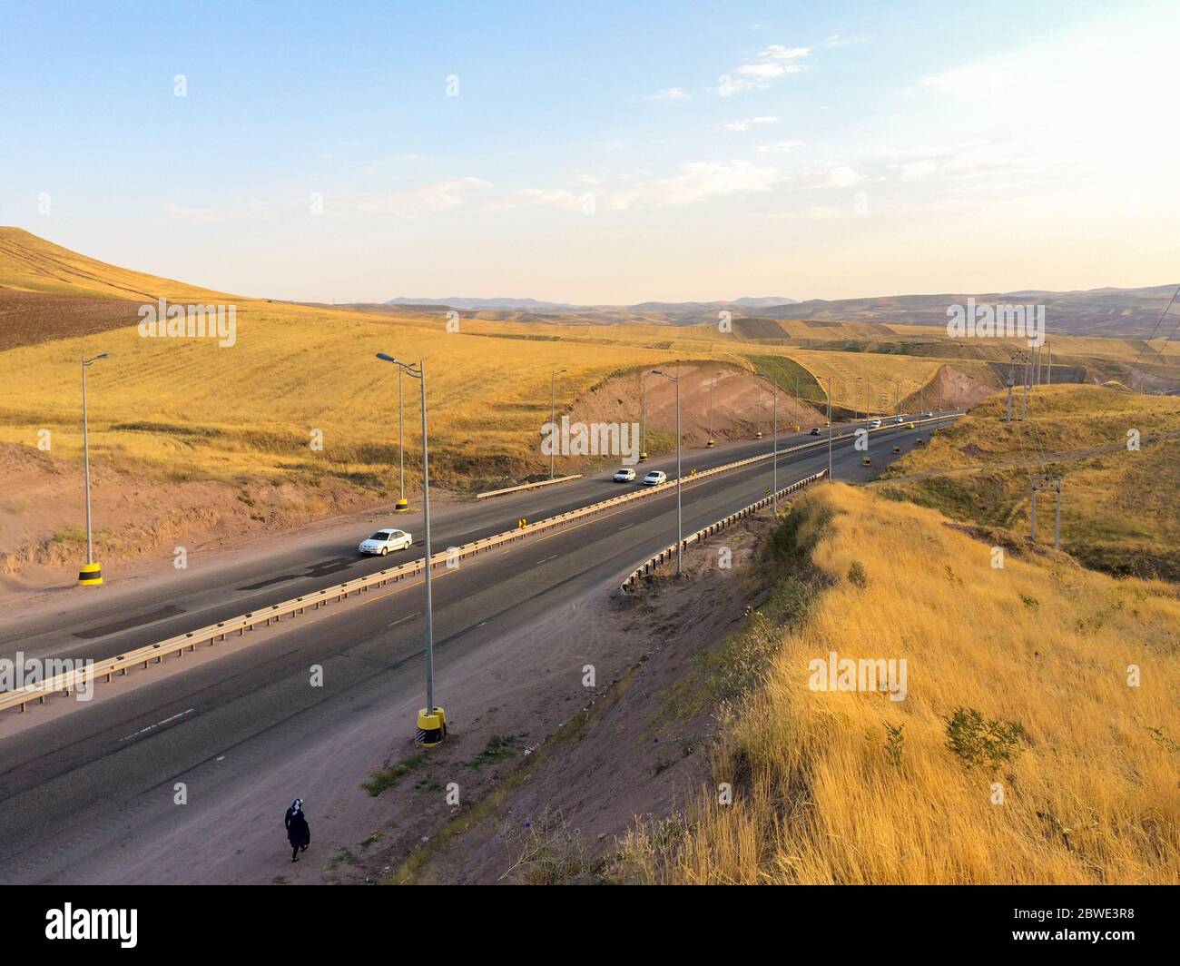 Qazvin, GILAN, IRAN 05 05 2019: Überqueren Sie die Straße zwischen den Ebenen. Stockfoto
