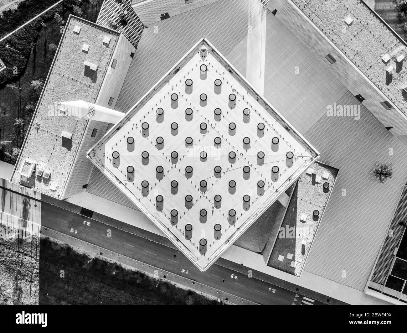 Draufsicht auf moderne Archivarchitektur des islamischen religiösen Kulturzentrums in Ljubljana, Slowenien, Europa. Schwarzweiß-Bild Stockfoto