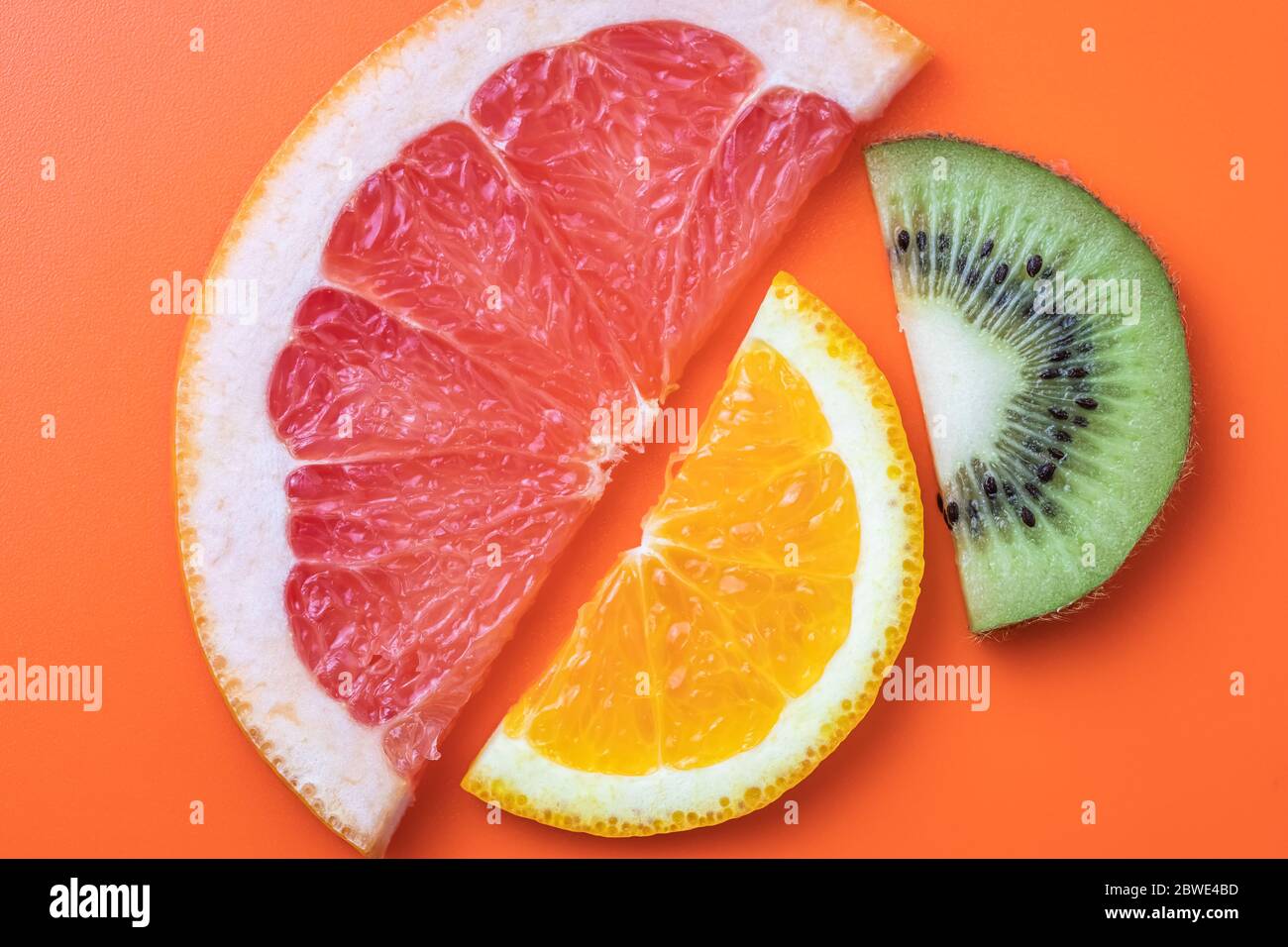 Frische Zitrusfrüchte Hintergrund. Kiwi, Orange und Grapefruit. Lustiges Sommerkonzept Stockfoto