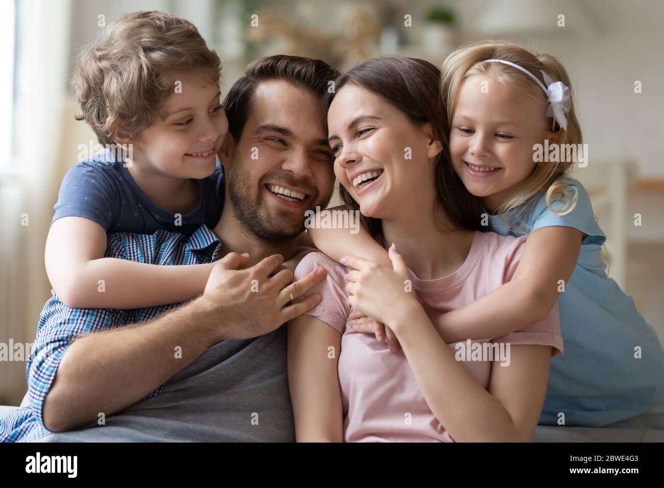 Glückliche Familie mit kleinen Kindern zu Hause entspannen Stockfoto