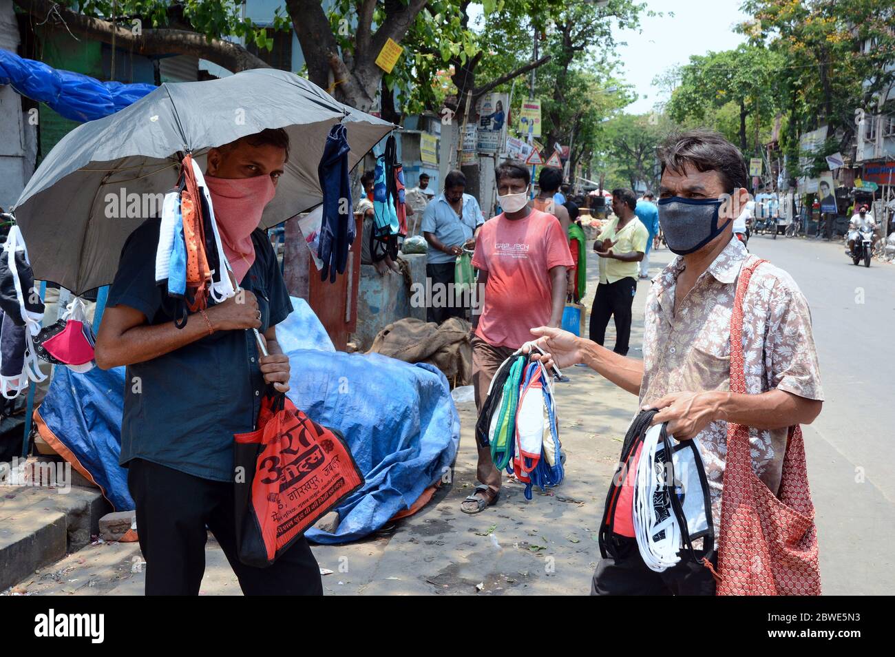 Straßenhändler Verkauf verschiedener Gesichtsmaske auf der belebten Straße während der Lock-Down-Zeit. Vor der Sperre engagieren sie sich in einem anderen Beruf. Stockfoto