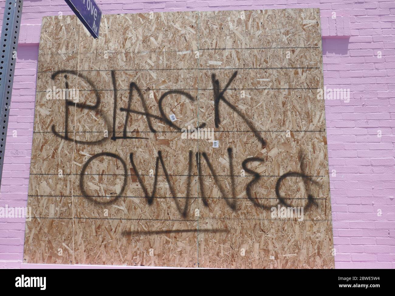 Los Angeles, Kalifornien, USA 31. Mai 2020 EINE allgemeine Ansicht der Atmosphäre von Black Owned Sign im Geschäft auf Melrose Avenue nach LA Proteste letzte Nacht am 31. Mai 2020 während der Coronavirus Covid-19 Pandemie in Los Angeles, Kalifornien, USA. Foto von Barry King/Alamy Stock Photo Stockfoto