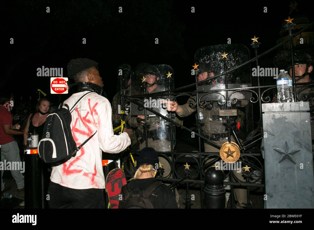 Austin, Texas, USA. Juni 2020. Texas State Police und Protestierende treffen vor dem Capitol-Gebäude in Austin, Texas, aufeinander. Demonstranten protestierten als Reaktion auf George Floyds Tod in Minneapolis und Michael Ramos' Tod in einem Offizier-involvierten Schießen in Austin. Kredit: Mikala Compton/ZUMA Wire/Alamy Live News Stockfoto