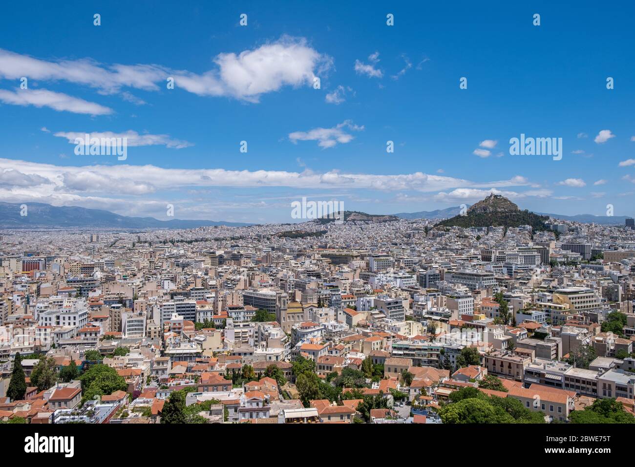Luftbild des Lycabettus und der Stadt Athen, Blick vom Akropolis-Hügel in Griechenland. Blauer Himmel mit Wolken, sonniger Frühlingstag. Stockfoto
