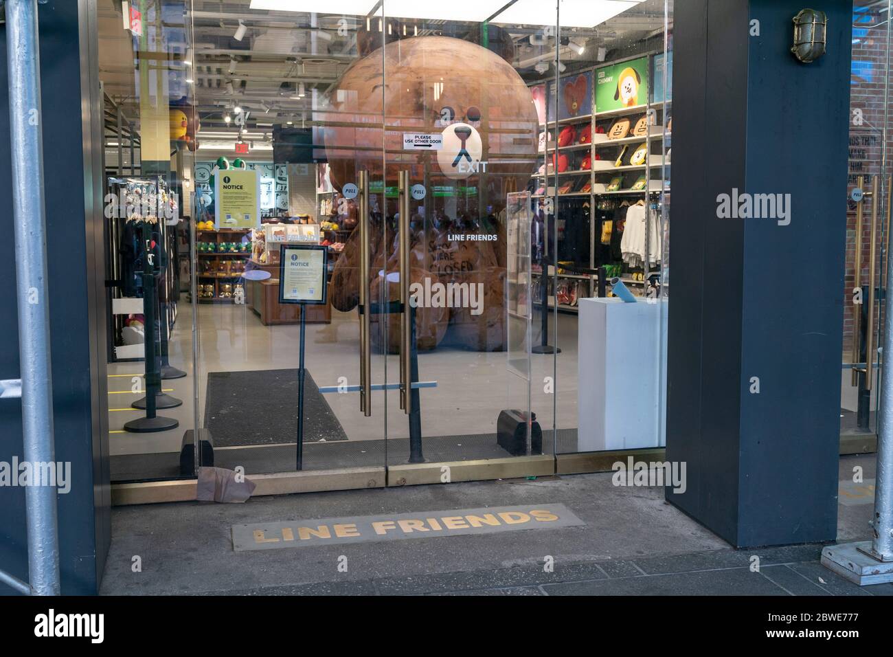 New York, NY - 31. Mai 2020: Protestierende reflektierten während der COVID-19 Pandemie auf dem Times Square in den Fenstern des Line Friends Stores Stockfoto