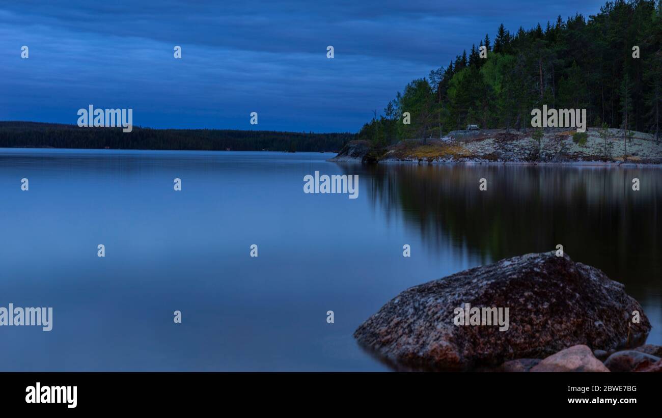 Sommerdämmerung auf der Insel Haukkasalo am See Päijänne in Finnland Stockfoto
