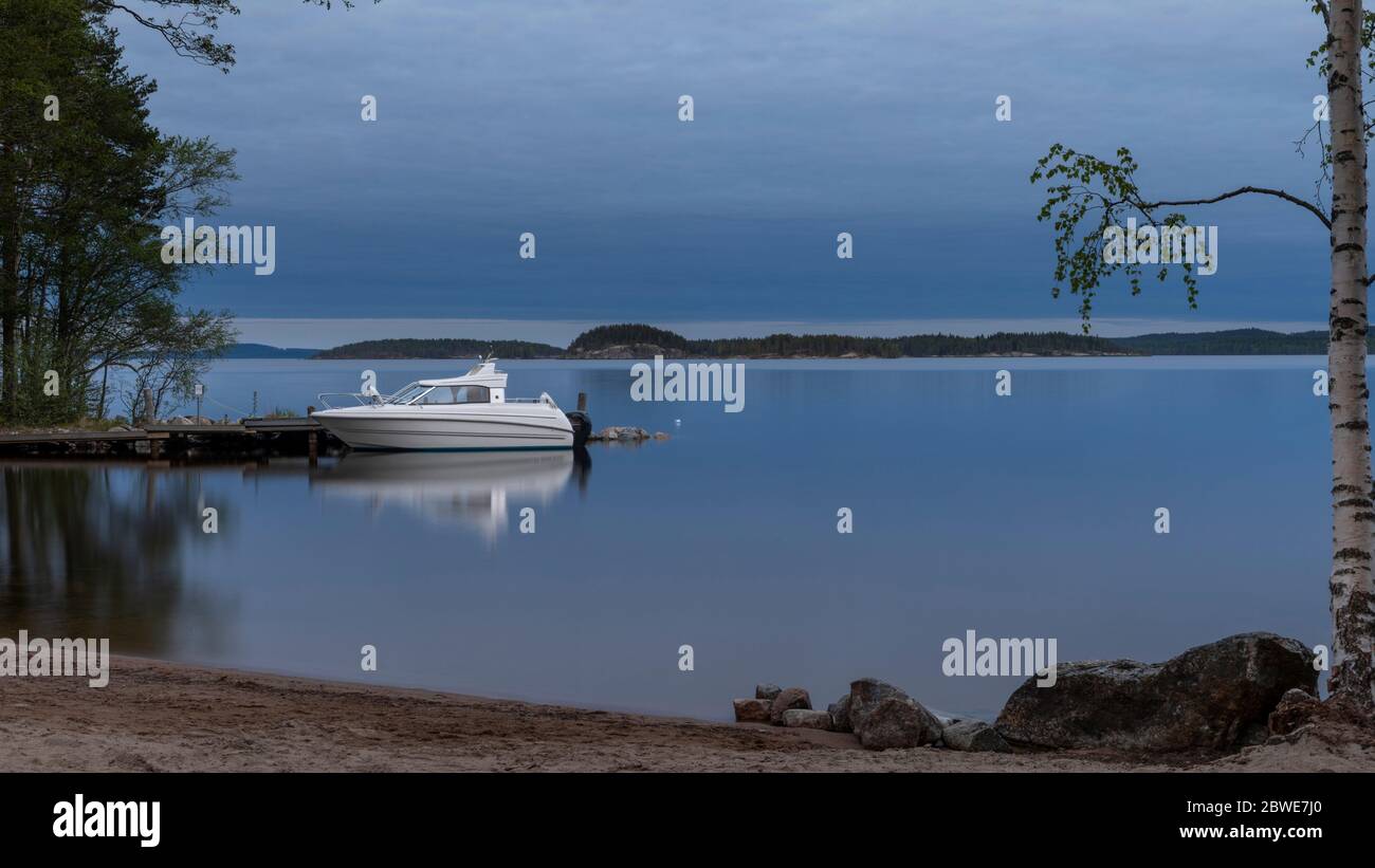 Sommerdämmerung mit Motorboot auf dem See Päijänne in Finnland Stockfoto