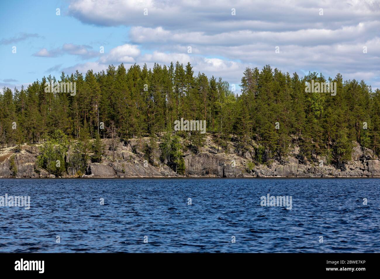 Finnische Seenlandschaft mit Felsküste, Wald und blauem Wasser Stockfoto