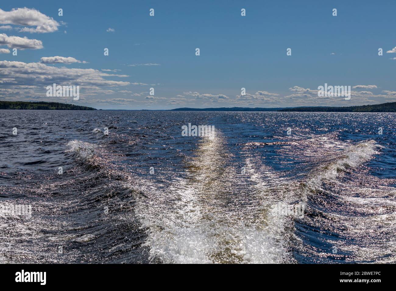 Motorboot Heckwelle im finnischen See Päijänne an warmen Sommertagen Stockfoto