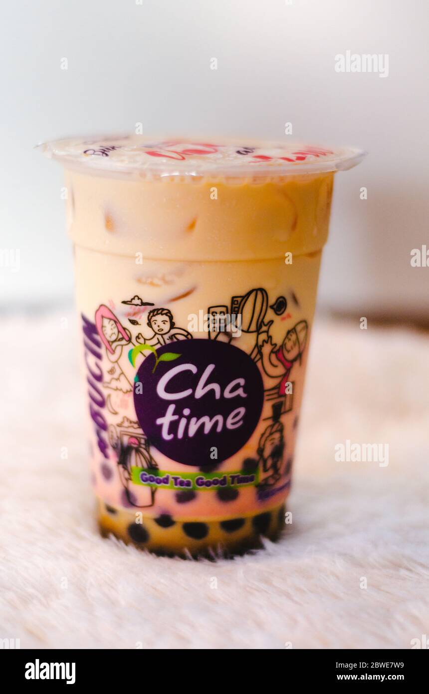 Ein illustratives Editorial des Brown Sugar Fresh Milk Tea Drink aus dem Chatime-Franchise mit Seitenansicht des Logos. Stockfoto