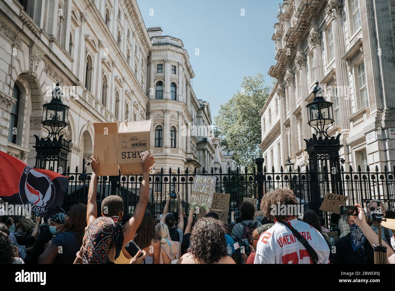 Proteste gegen schwarze Leben Menschen nehmen an einem Protest in Erinnerung an den Tod von George Floyd außerhalb der Downing Street 10 in London, Sonntag, 31. Mai 2020, Teil Stockfoto