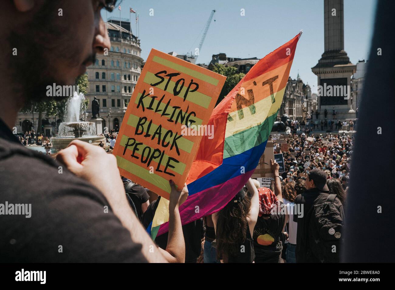 Proteste gegen schwarze Leben Menschen nehmen an einem Protest zum Gedenken an George Floyd am Trafalgar Square in London, Sonntag, 31. Mai 2020, Teil Stockfoto