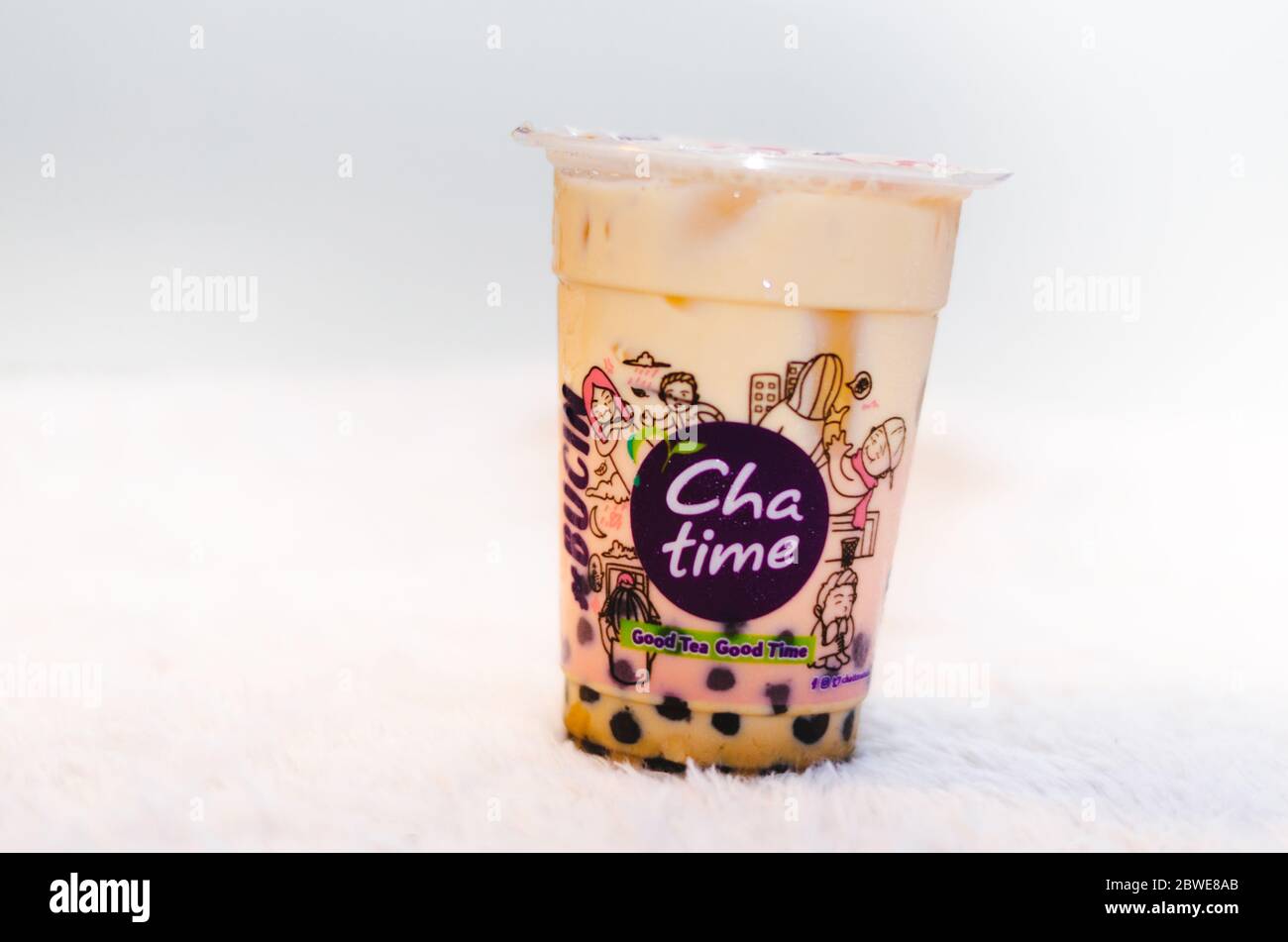 Ein illustratives Editorial des Brown Sugar Fresh Milk Tea Drink aus dem Chatime-Franchise mit Seitenansicht des Logos. Stockfoto