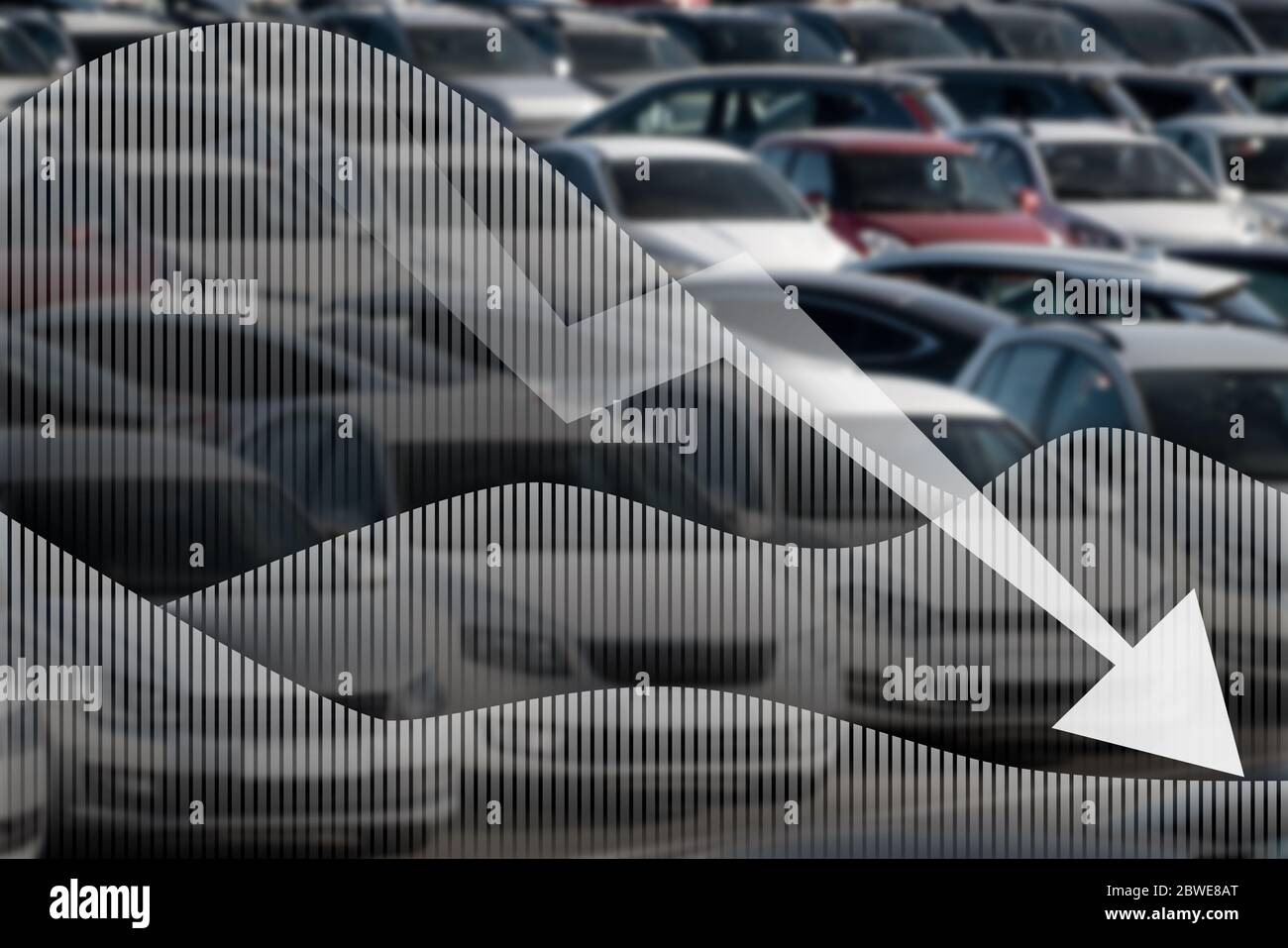 Pfeil nach unten auf einem Hintergrund von Autos. Ein Symbol der Krise in der Automobilindustrie Stockfoto