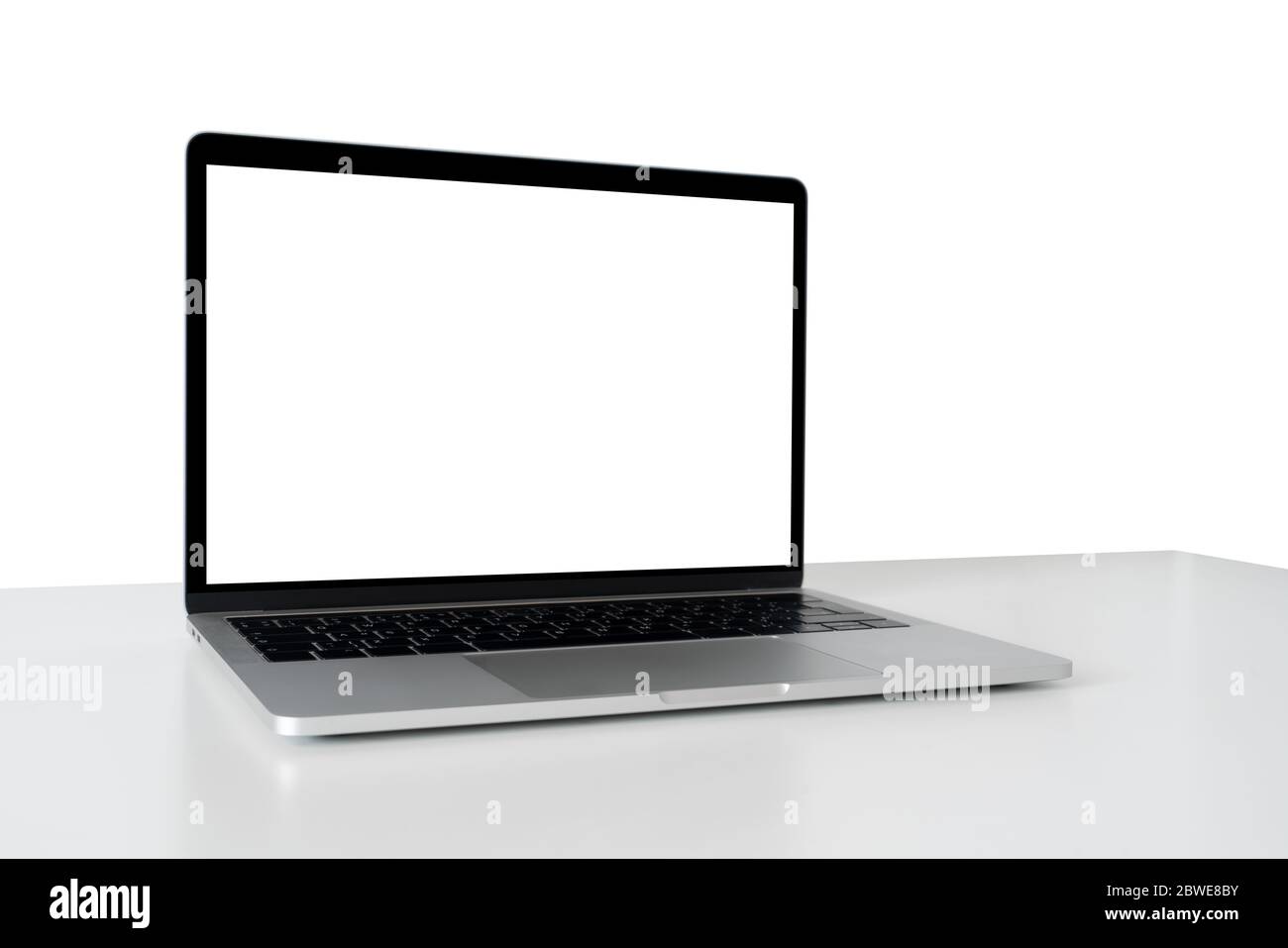 Arbeitsplatz mit Laptop isoliert auf weiß. Leeren Bildschirm können Sie hier Ihre Inhalte hinzufügen. Stockfoto