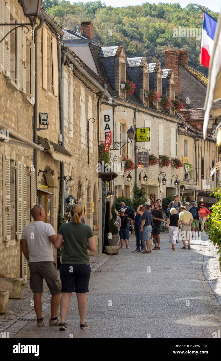 Rocamadour, Frankreich - 3. September 2018: Touristen wandern im mittelalterlichen Zentrum von Rocamadour. Frankreich Stockfoto