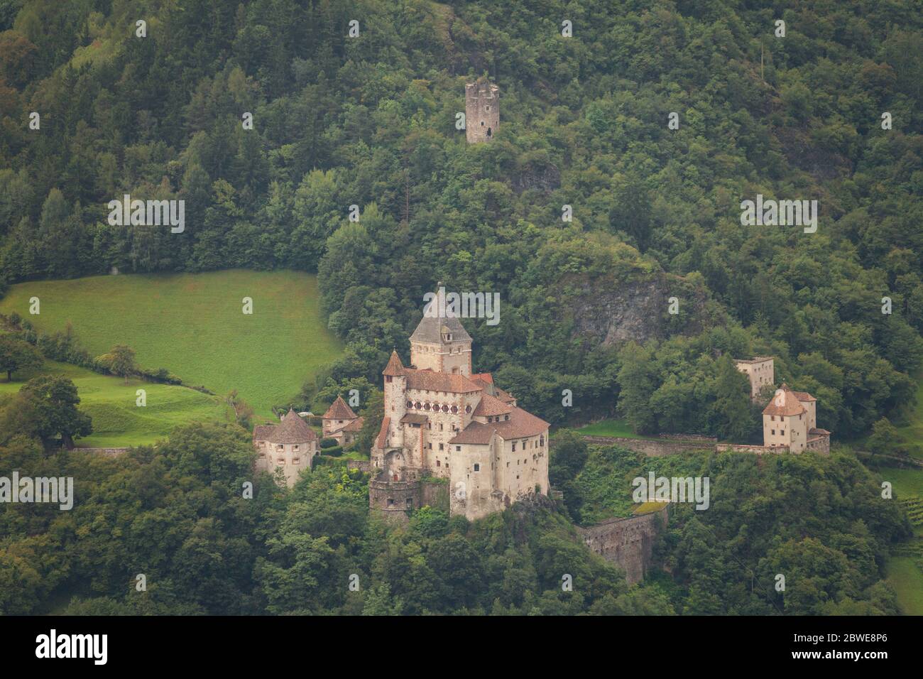 EISACKTAL, ITALIEN - 14. SEPTEMBER 2017: Schloss Trostburg Zwischen den Wäldern befindet sich das Hauptschloss des Tals, das sich neben der Stadt Ponte GA befindet Stockfoto