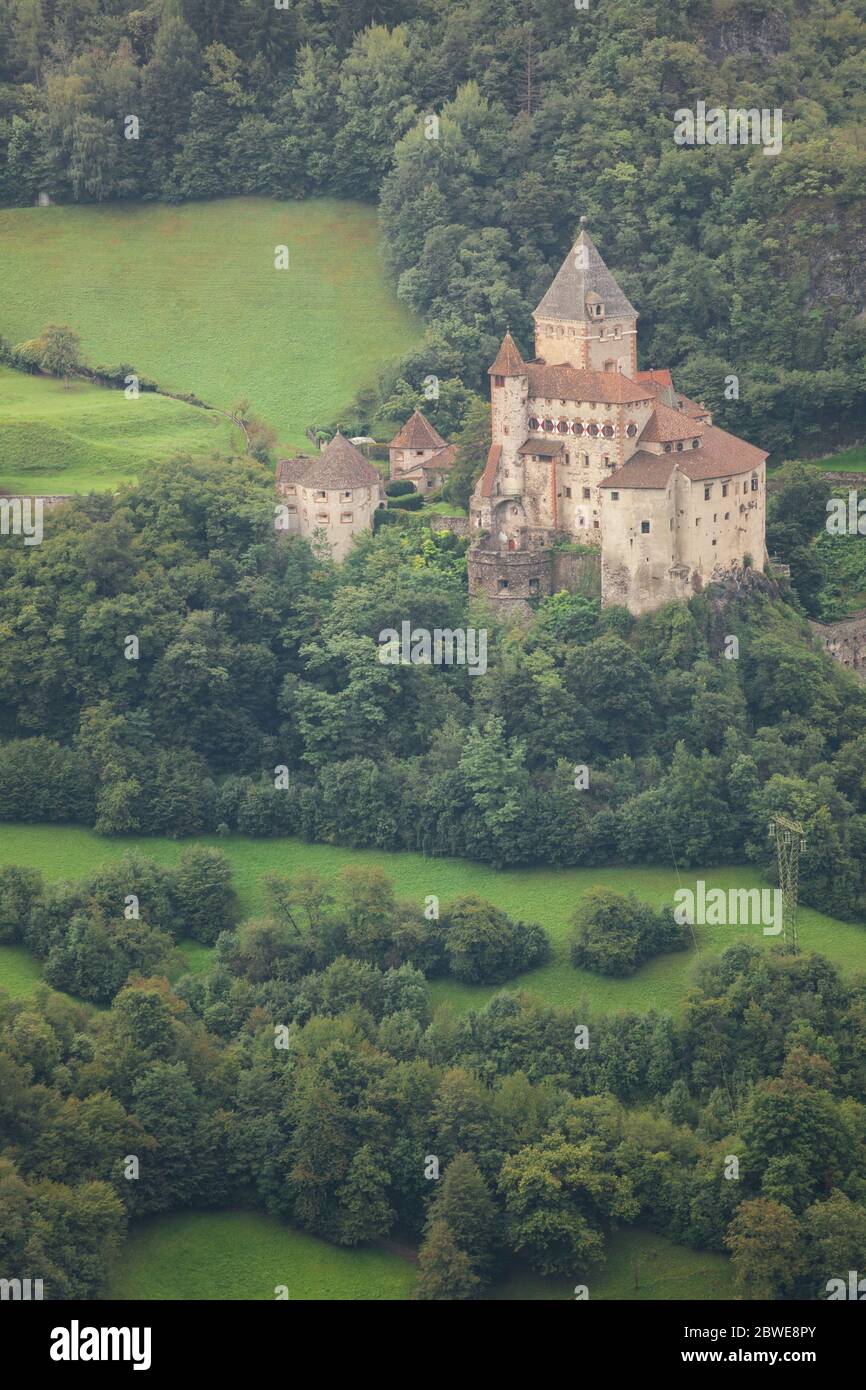 EISACKTAL, ITALIEN - 14. SEPTEMBER 2017: Schloss Trostburg Zwischen den Wäldern befindet sich das Hauptschloss des Tals, das sich neben der Stadt Ponte GA befindet Stockfoto
