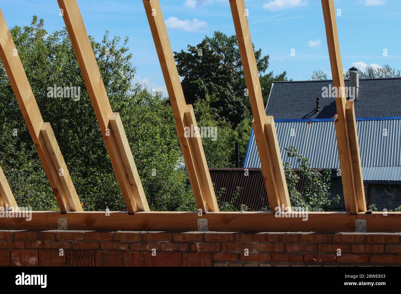 Dachbinder nicht mit Keramikfliesen auf einem Einfamilienhaus Konstruktion, sichtbare Dachelemente, Lattenroste, Thekenlatten, Dachsparren bedeckt. Industriedach Stockfoto