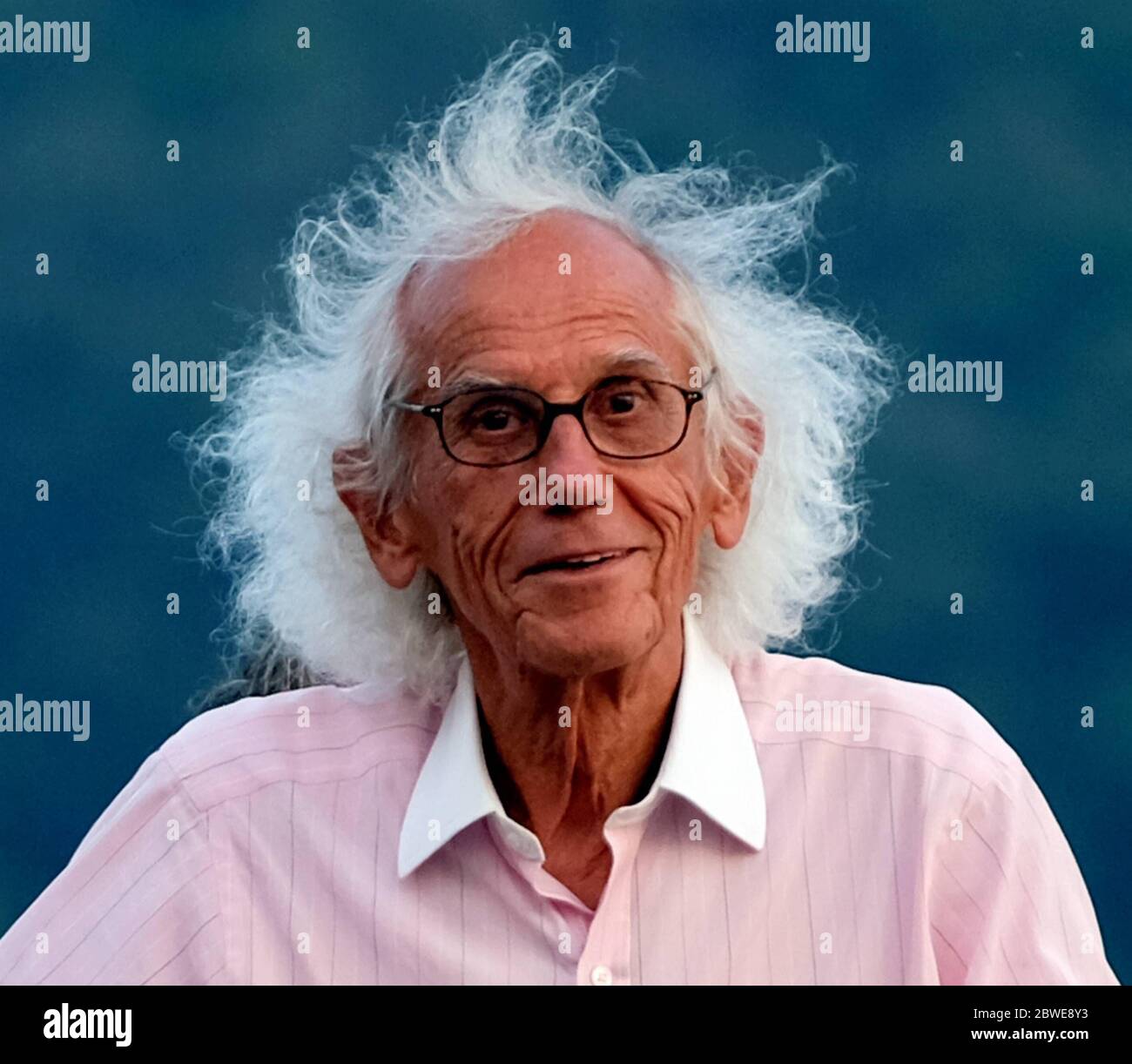 Christo, der letzte Tag von Christos Laufsteg im Foto Vladimirov Yavachev Christo (Frame/brescia/Fotografma, Monte Isola - 2016-07-03) ps das Foto kann in Bezug auf den Kontext, in dem es aufgenommen wurde, verwendet werden, Und ohne diffamierende Absicht des Dekors der vertretenen Personen (fotogramma/brescia/Photogramma, Archive Photos - 2020-06-01) p.s. la foto e' utilizabile nel rispetto del contesto in cui e' stata scattata, e senza intento diffamatorio del decoro delle persone rappentate Stockfoto